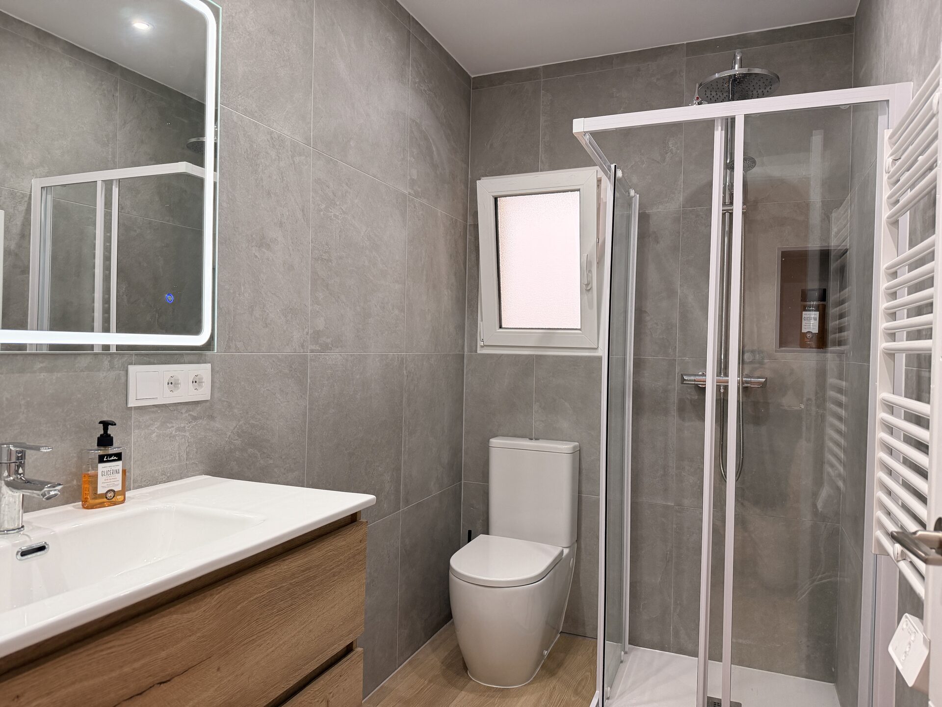 Modernes Badezimmer — Apartment Denia La Goleta