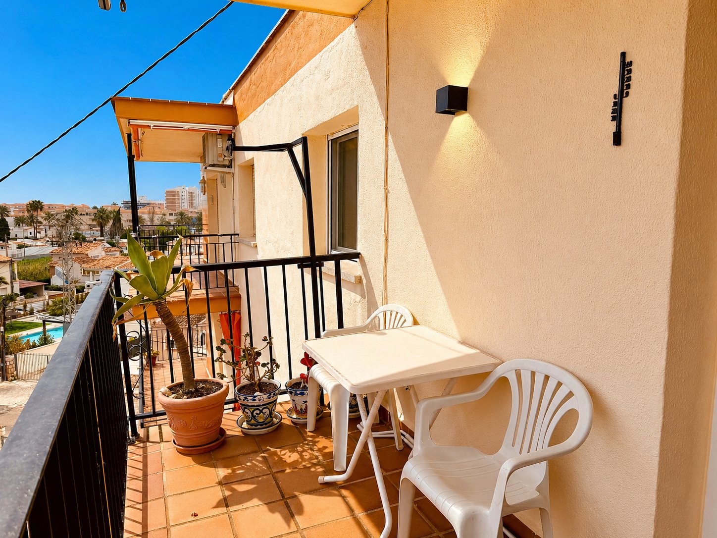Balkon mit Korbmöbeln — Apartment Denia La Goleta